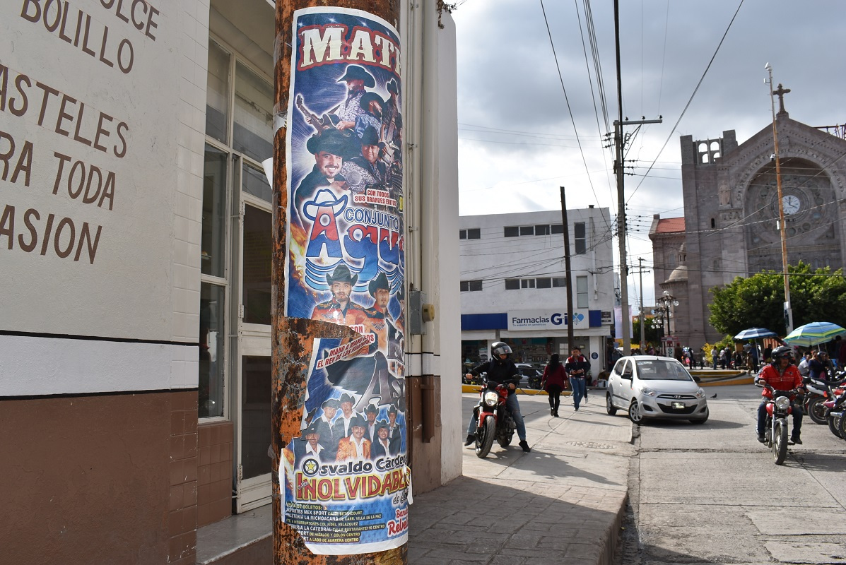 PVC Blanco Respaldo Negro. Uso